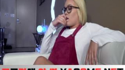 안경을 쓴 십대가 새엄마의 감독을 받는 의붓동생과 성관계를 가졌습니다